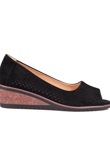 com elementos perfurados em...