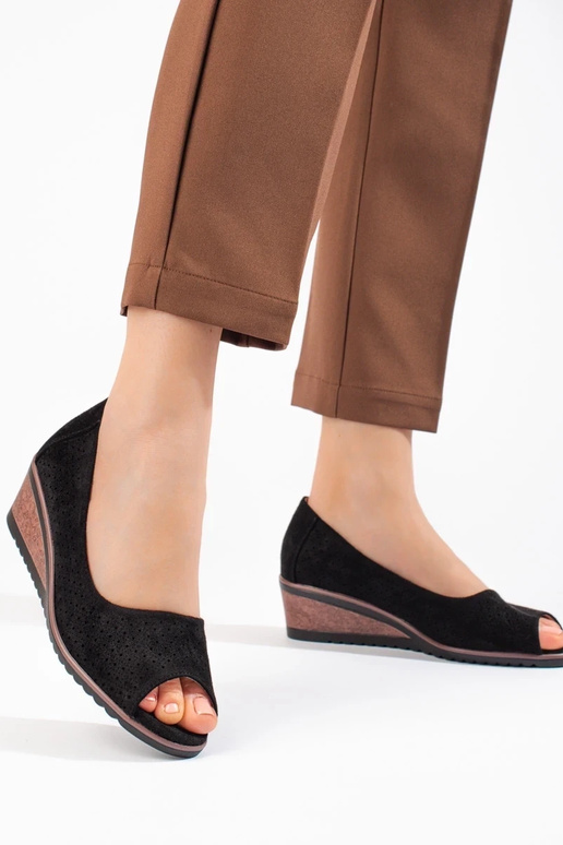 com elementos perfurados em camurça... com elementos perfurados em camurça...