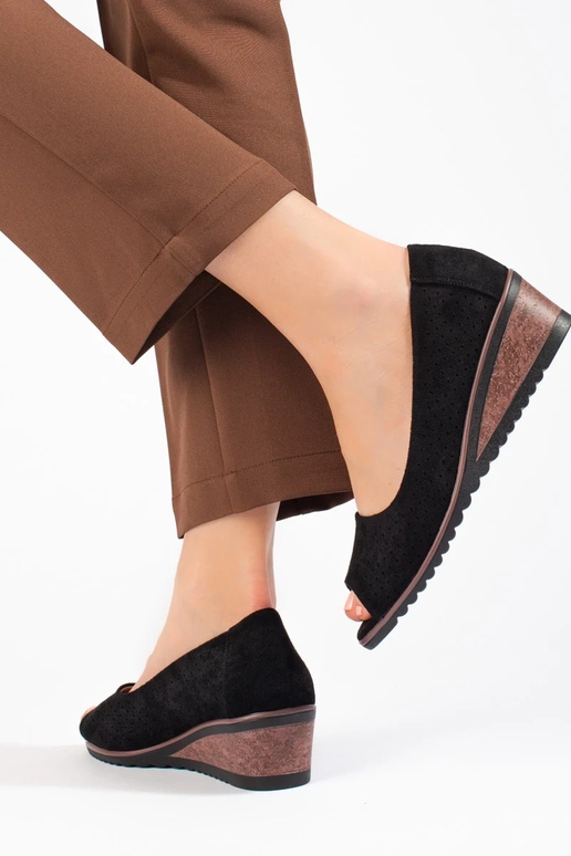 com elementos perfurados em camurça... com elementos perfurados em camurça...