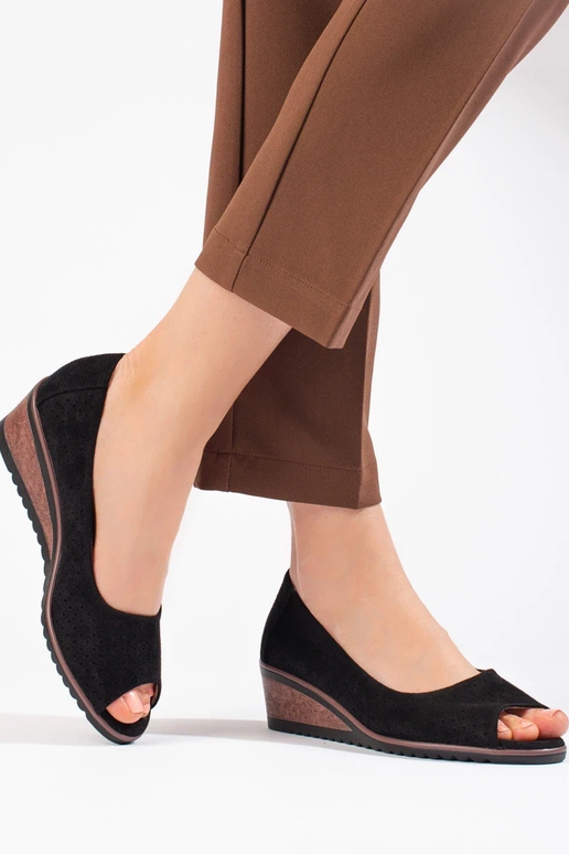 com elementos perfurados em camurça... com elementos perfurados em camurça...