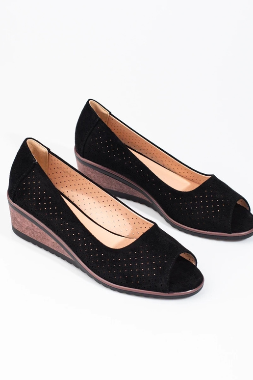 com elementos perfurados em camurça... com elementos perfurados em camurça...