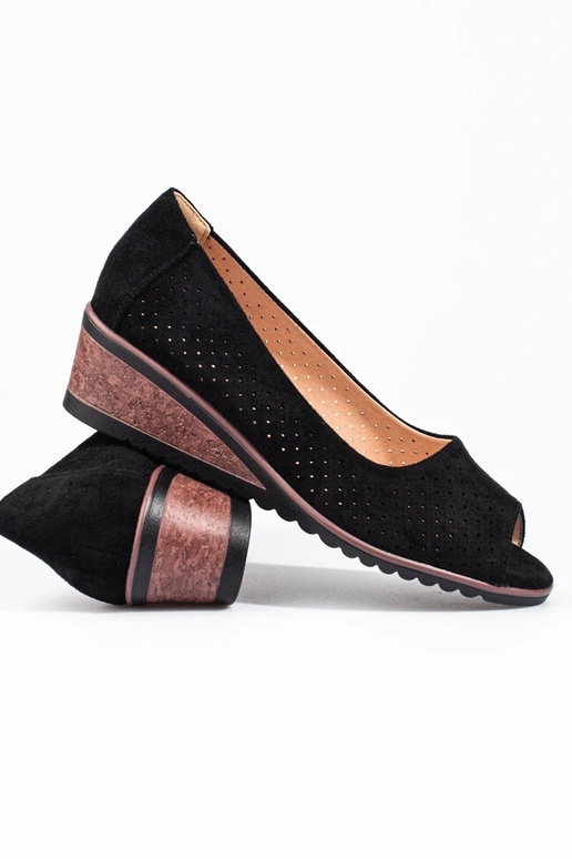 com elementos perfurados em camurça... com elementos perfurados em camurça...