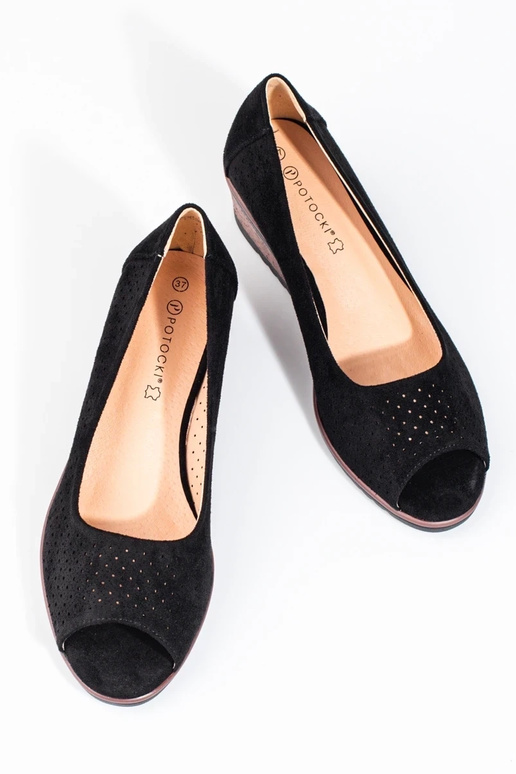 com elementos perfurados em camurça... com elementos perfurados em camurça...