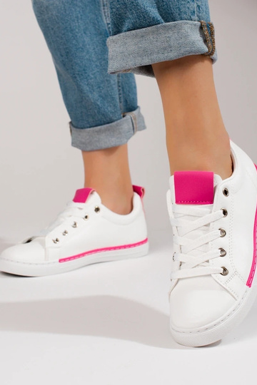 calçados esportivos brancos... 2