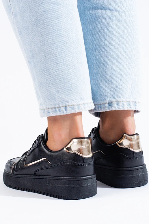 Modelo de tênis preto com plataforma... Modelo de tênis preto com plataforma...