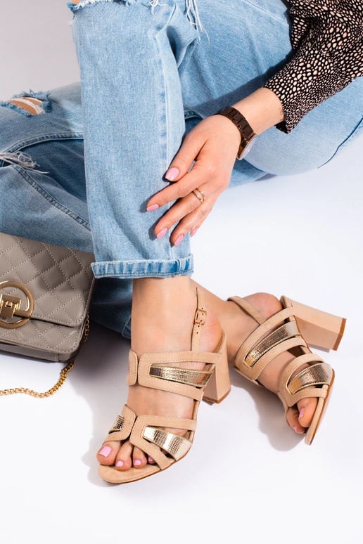 Sandália com salto bege - Vineza Sandália com salto bege - Vineza