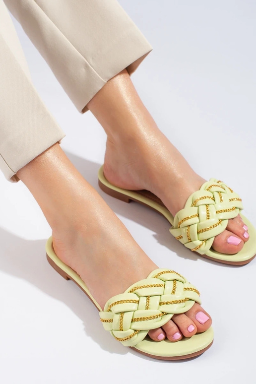 Chinelos estilo elegante com corrente... Chinelos estilo elegante com corrente...