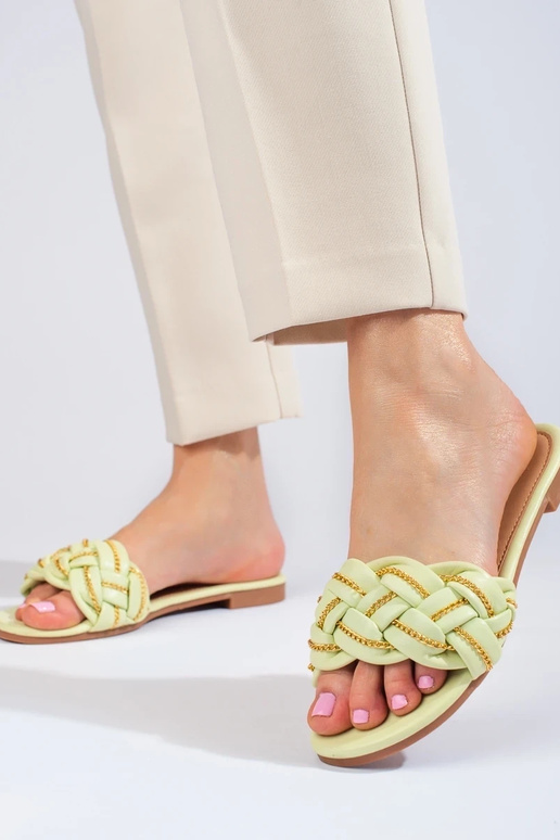 Chinelos estilo elegante com corrente... Chinelos estilo elegante com corrente...