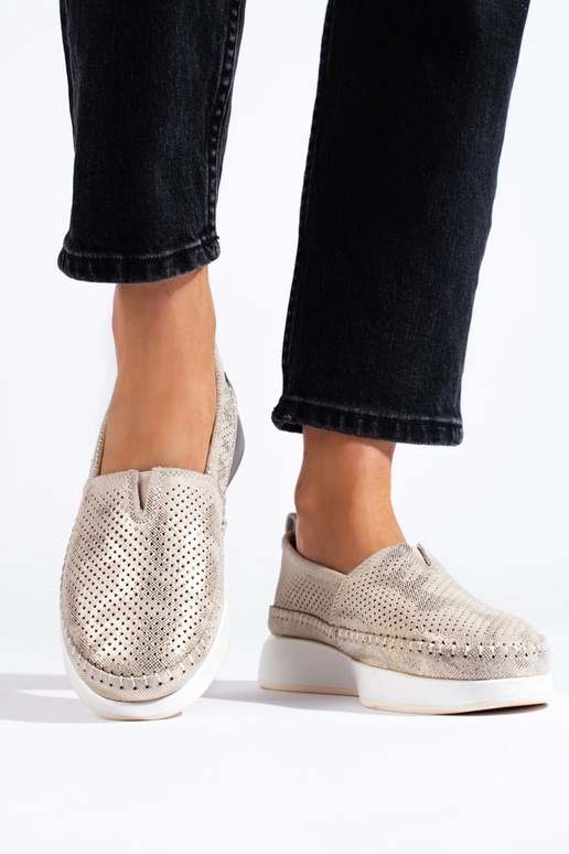 Sapatos de couro perfurados dourados Sapatos de couro perfurados dourados