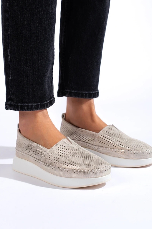 Sapatos de couro perfurados dourados Sapatos de couro perfurados dourados