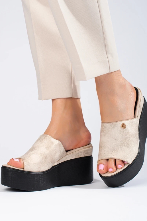 Chinelos com salto alto cor dourada Chinelos com salto alto cor dourada