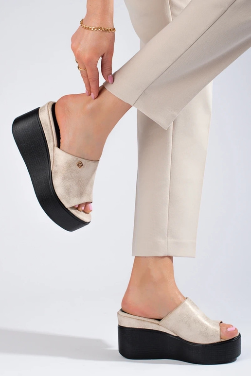 Chinelos com salto alto cor dourada Chinelos com salto alto cor dourada