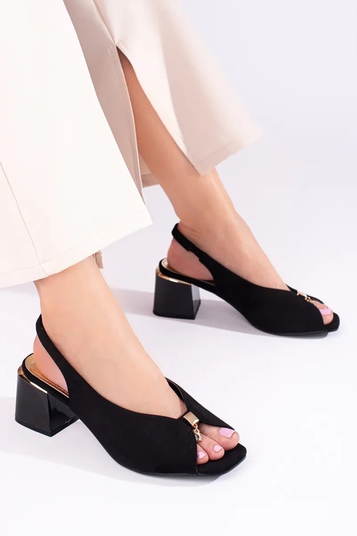 Sandália de salto preto de camurça... Sandália de salto preto de camurça...