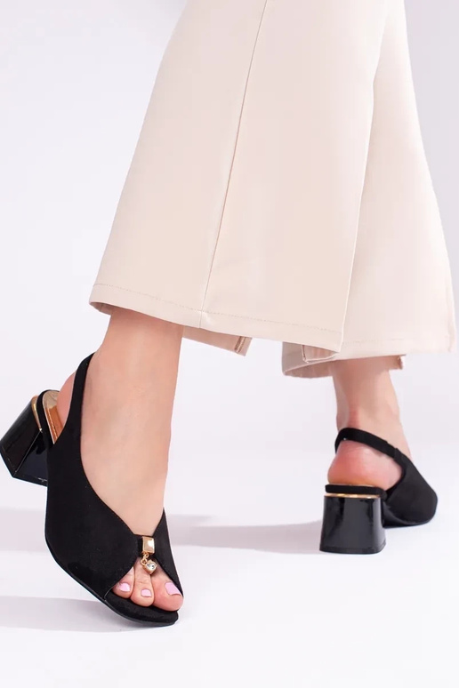 Sandália de salto preto de camurça... Sandália de salto preto de camurça...