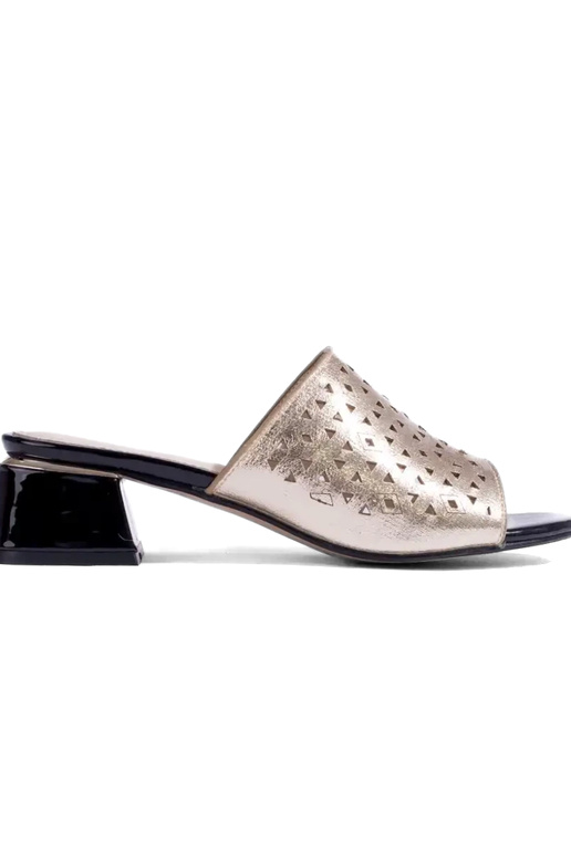 Chinelos dourados com salto baixo...