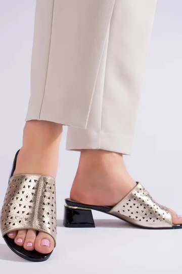 Chinelos dourados com salto... 2