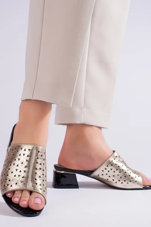 Chinelos dourados com salto baixo...