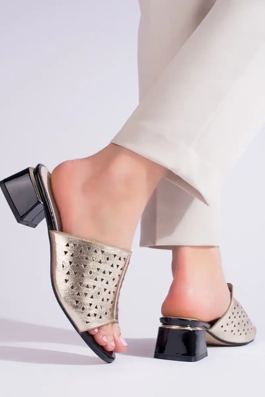 Chinelos dourados com salto baixo...