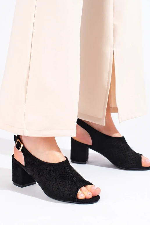 sandálias com elementos vazados na...