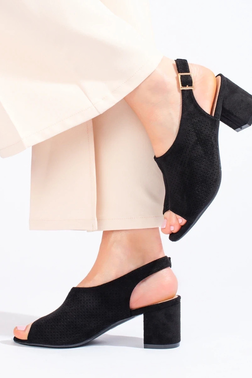 sandálias com elementos vazados na...