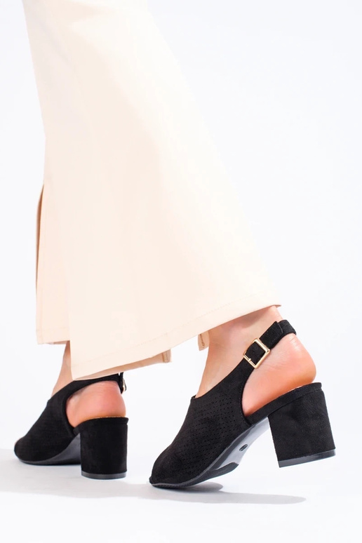 sandálias com elementos vazados na...