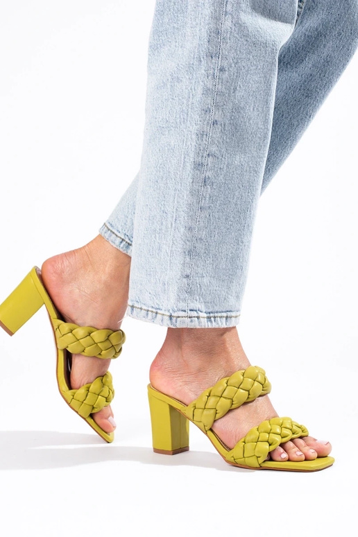 sandálias trançadas verdes no salto... sandálias trançadas verdes no salto...