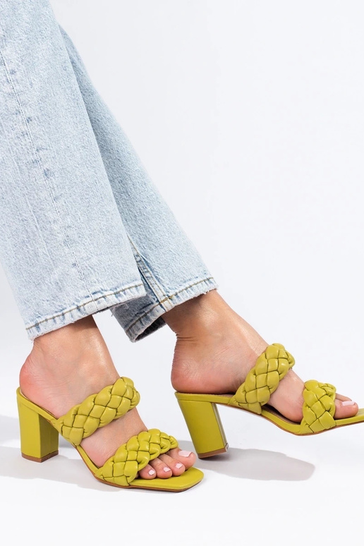 sandálias trançadas verdes no salto... sandálias trançadas verdes no salto...