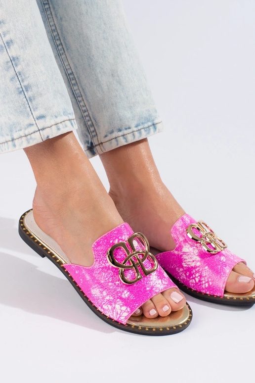 Chinelos rosa com detalhes dourados... Chinelos rosa com detalhes dourados...