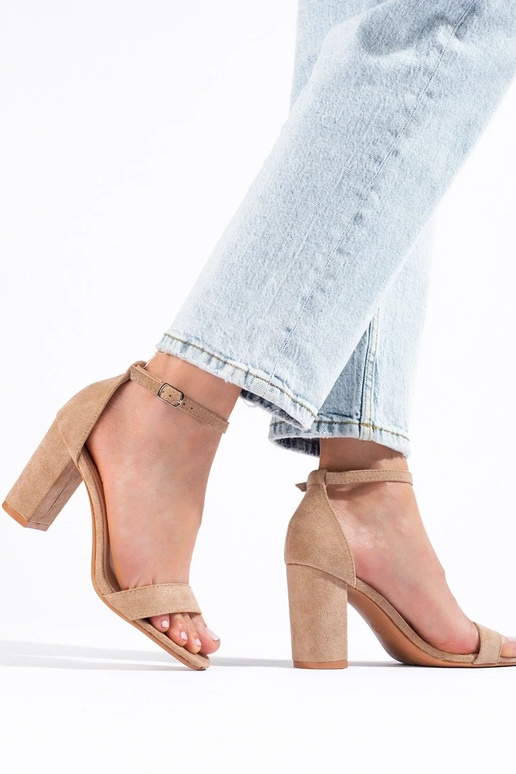 sandálias de camurça com salto... sandálias de camurça com salto...