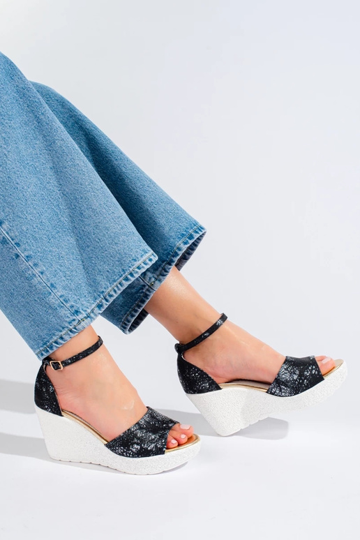 sandálias na cor preto e branco Shelovet sandálias na cor preto e branco Shelovet