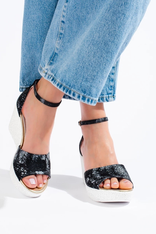 sandálias na cor preto e branco Shelovet sandálias na cor preto e branco Shelovet