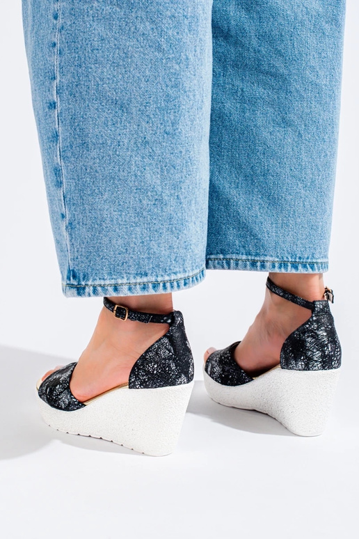 sandálias na cor preto e branco Shelovet sandálias na cor preto e branco Shelovet