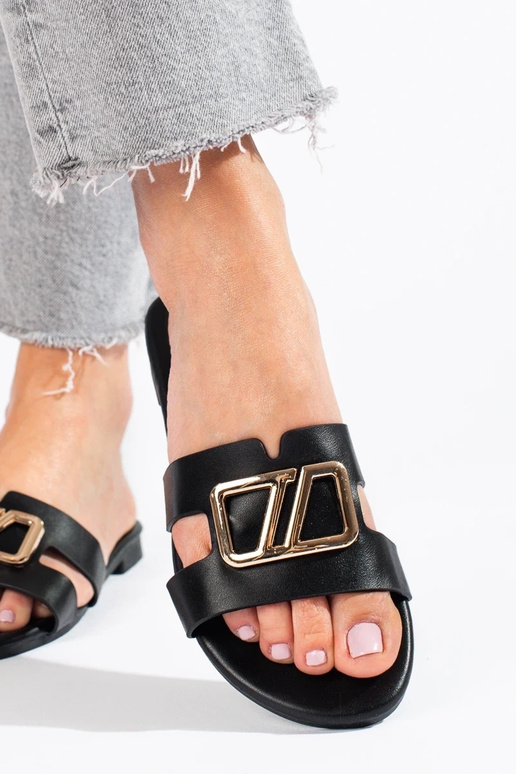 Chinelos estilo elegante na cor preta... Chinelos estilo elegante na cor preta...