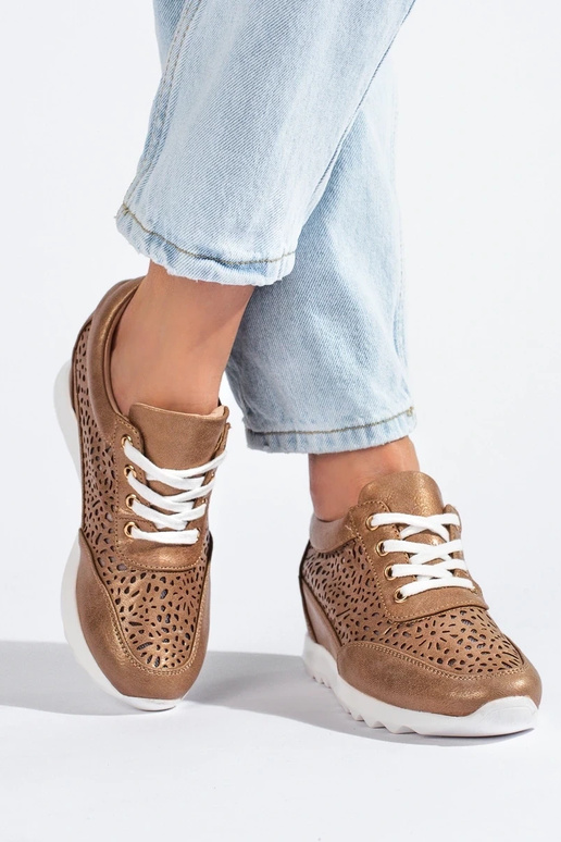 com elementos perfurados Tênis modelo... com elementos perfurados Tênis modelo...