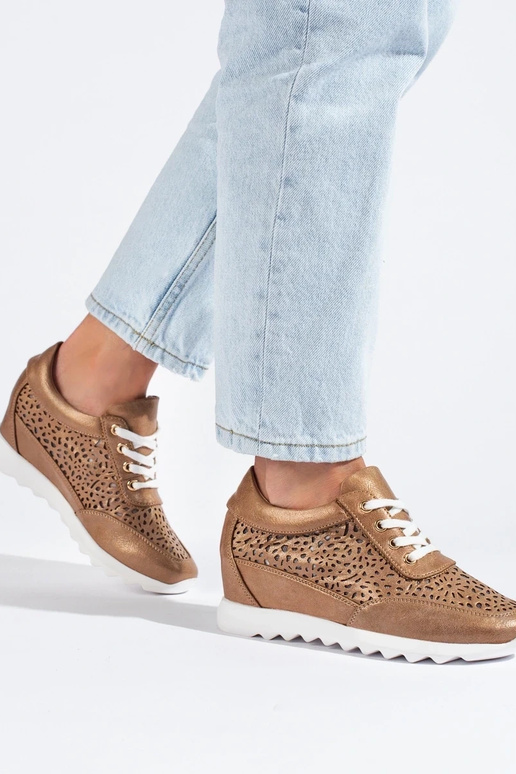 com elementos perfurados Tênis modelo... com elementos perfurados Tênis modelo...