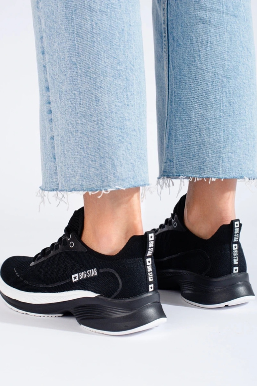 calçados esportivos pretos com salto...