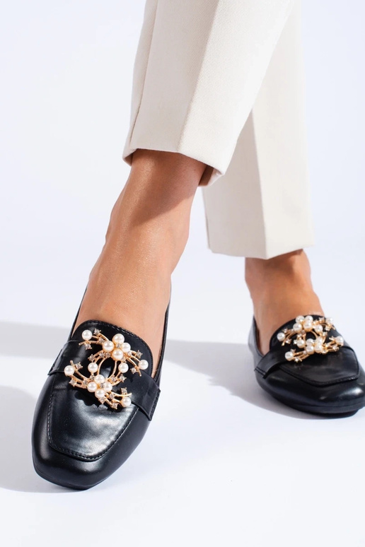 mocassins pretos com detalhes...