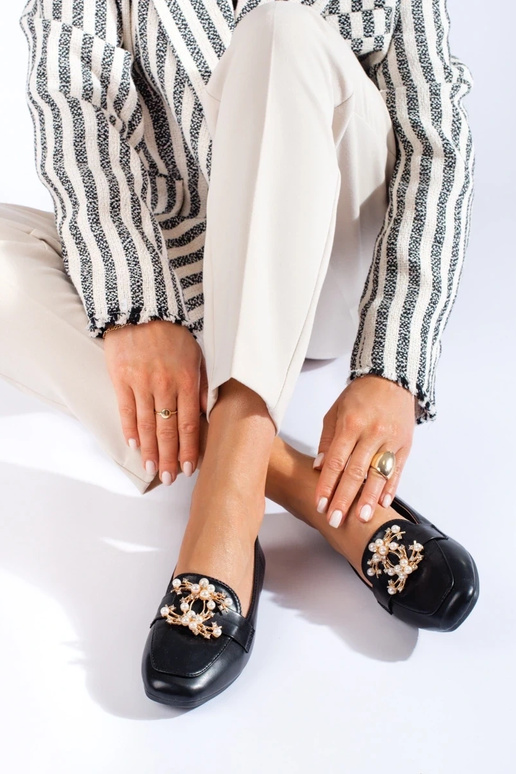 mocassins pretos com detalhes...