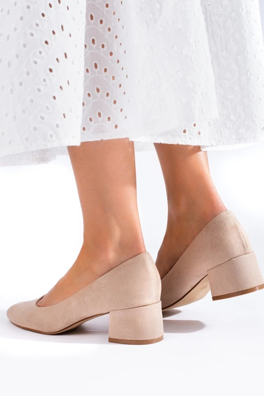 Saltos baixos femininos em areia de...