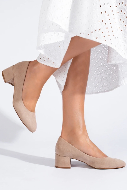 Saltos baixos femininos em areia de...