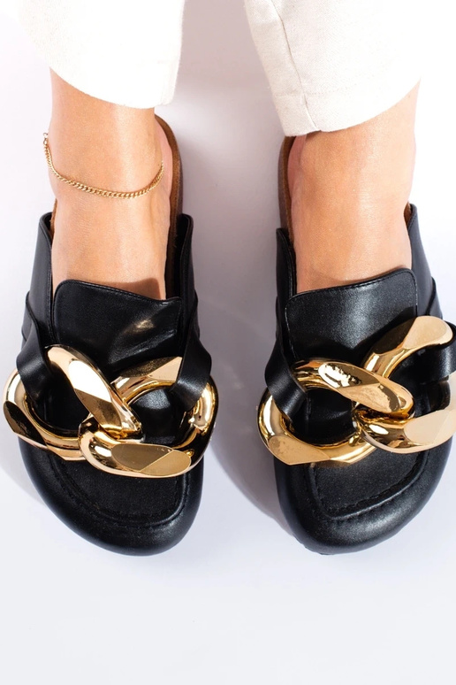 Chinelos pretos com enorme corrente...