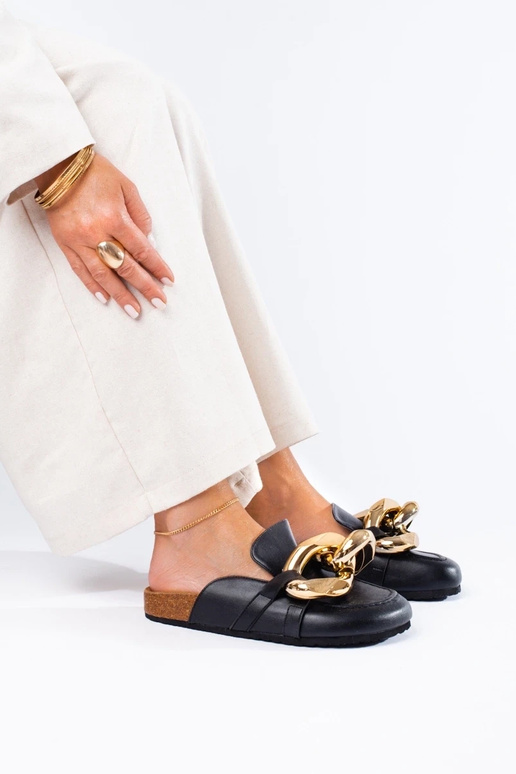 Chinelos pretos com enorme corrente...