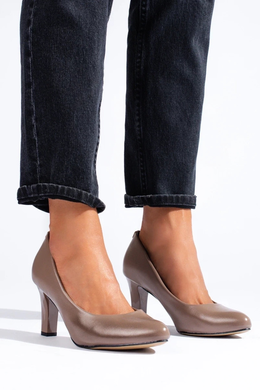 Modelo clássico de salto alto bege...