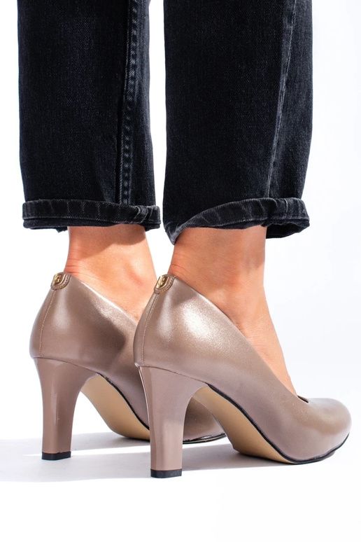 Modelo clássico de salto alto bege...