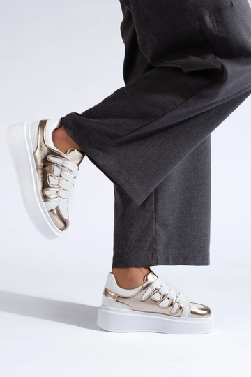 Modelo de tênis com... 2