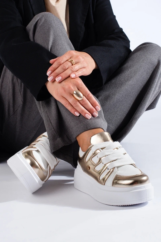 Modelo de tênis com plataforma alta... Modelo de tênis com plataforma alta...