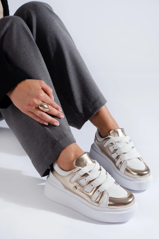 Modelo de tênis com plataforma alta... Modelo de tênis com plataforma alta...