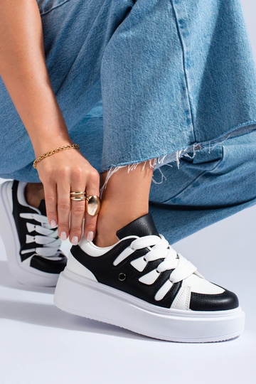 Modelo de tênis preto e... 2