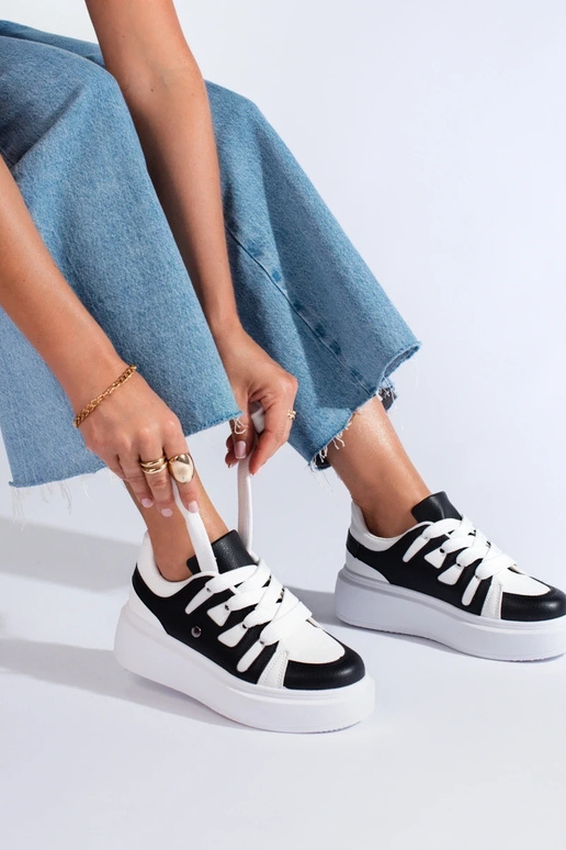 Modelo de tênis preto e branco com...