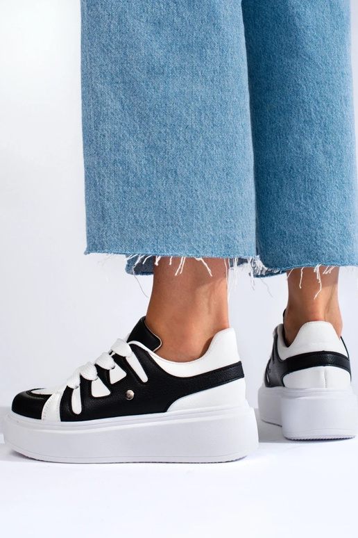 Modelo de tênis preto e branco com...